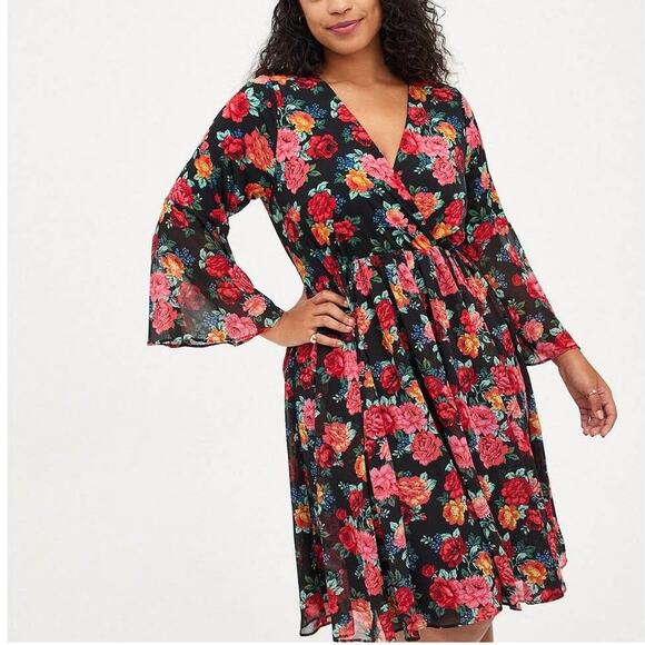 Torrid 2 (2X) Chiffon & Studio Knit Mixed Media Rose Garden Bell Sleeve Dress - Picture 3 of 4